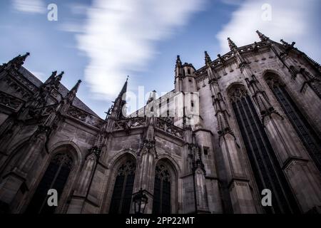 Cattedrale di Santa Elisabetta, Kassa, Slovacchia. Esposizione lunga. Foto Stock