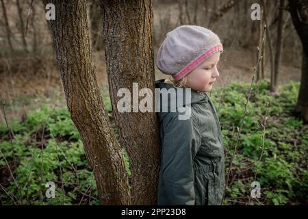 energia dell'albero: ragazza carica di energia positiva dell'albero, sensibilità l'interazione con la natura ed il sostegno dall'ambiente. Concetto di terapia dell'albero, Shinrin Foto Stock