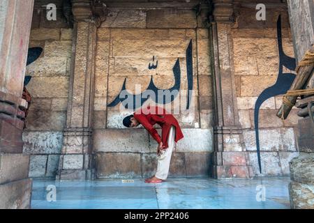 Ahmedabad, Gujarat, India. 21st Apr, 2023. Musulmani che assistono alla preghiera di Eid al-Fitr nella Vecchia Ahmedabad. I musulmani di tutto il mondo celebrano Eid al-Fitr, il festival di tre giorni che segna la fine del santo mese del digiuno musulmano del Ramadan. Durante questo periodo, i musulmani si astengono dal mangiare, bere, fumare e pensieri e azioni malvagi dall'alba al tramonto mentre osservano un digiuno tra l'alba e il tramonto e poi lo spezzano con la famiglia e gli amici che si riuniscono e mangiano un pasto chiamato Iftaar. Credit: ZUMA Press, Inc./Alamy Live News Foto Stock