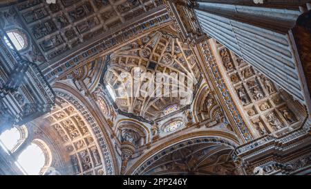 Interno del Monastero reale di San Jeronimo a Granada, Sapain, con particolare delle volte e dei soffitti, e la luce calda che entra attraverso il Foto Stock