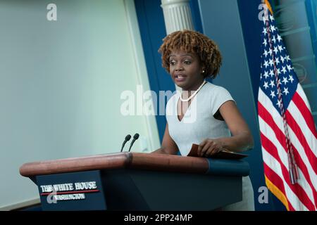 Washington, DC. 21st Apr, 2023. Il Segretario alla stampa della Casa Bianca, Karine Jean-Pierre, tiene un briefing alla Casa Bianca di Washington, DC, il 21 aprile 2023. Credit: Chris Kleponis/CNP/dpa/Alamy Live News Foto Stock