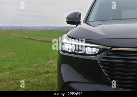 Puck, Polonia - 16 aprile 2023: Luci anteriori del nuovo modello di Honda HR-V ibrido Foto Stock