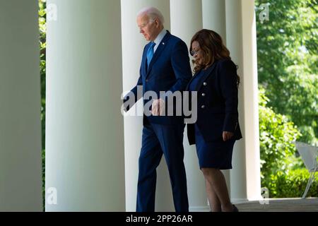 Washington, Stati Uniti. 21st Apr, 2023. Il presidente Joe Biden e Catherine Coleman Flowers, fondatore del Center for Rural Enterprise and Environmental Justice, camminano lungo il colonnato in vista di un evento sulla giustizia ambientale nel Rose Garden presso la Casa Bianca a Washington, DC Venerdì, 21 aprile 2023. Foto di Bonnie Cash/Pool/ABACAPRESS.COM Credit: Abaca Press/Alamy Live News Foto Stock