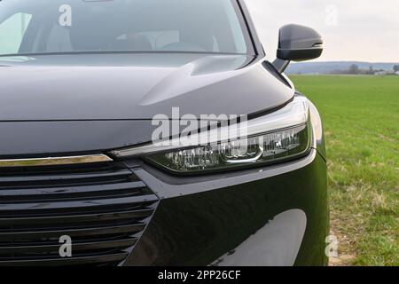 Puck, Polonia - 16 aprile 2023: Luci anteriori del nuovo modello di Honda HR-V ibrido Foto Stock