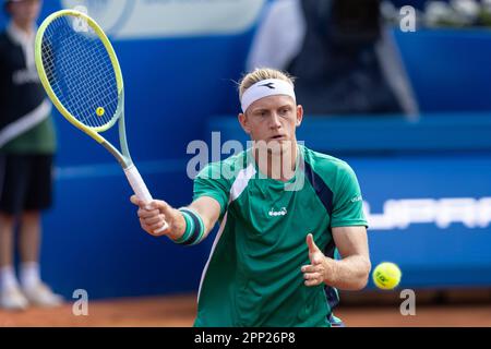 BARCELLONA, SPAGNA - 21 APRILE: Alejandro Davidovich Fokina durante il Barcellona Open Banc Sabadell 70 Trofeo Conde de Godo gioco contro Carlos Alcaraz al Real Club de Tenis Barcellona il 21 aprile 2023 a Barcellona, Spagna Foto Stock