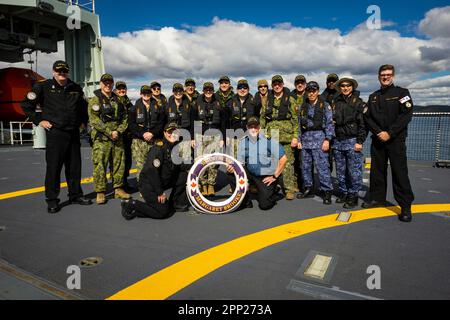 Gruppo medico militare Canada/USA che partecipa all'operazione Nanook 2022 con partenza da HMCS Margaret Brooke a Iqaluit, Isola di Baffin, Nunavut. Foto Stock