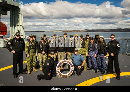 Gruppo medico militare Canada/USA che partecipa all'operazione Nanook 2022 con partenza da HMCS Margaret Brooke a Iqaluit, Isola di Baffin, Nunavut. Foto Stock