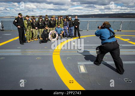 Gruppo medico militare Canada/USA che partecipa all'operazione Nanook 2022 con partenza da HMCS Margaret Brooke a Iqaluit, Isola di Baffin, Nunavut. Foto Stock