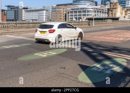 Veicolo che viaggia nella zona a basse emissioni (LEZ) vicino al centro di Glasgow, Scozia, Regno Unito Foto Stock