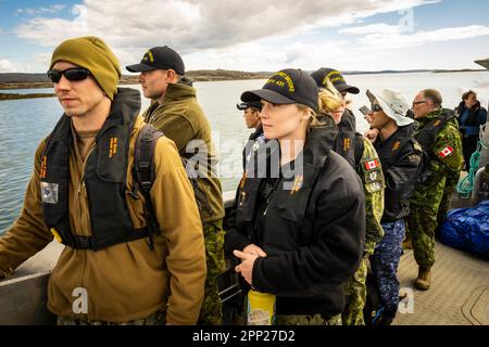 Gruppo medico militare Canada/USA che partecipa all'operazione Nanook 2022 con partenza da HMCS Margaret Brooke a Iqaluit, Isola di Baffin, Nunavut. Foto Stock