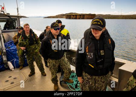 Gruppo medico militare Canada/USA che partecipa all'operazione Nanook 2022 con partenza da HMCS Margaret Brooke a Iqaluit, Isola di Baffin, Nunavut. Foto Stock