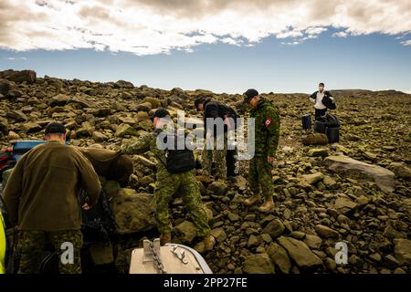 Gruppo medico militare Canada/USA che partecipa all'operazione Nanook 2022 con partenza da HMCS Margaret Brooke a Iqaluit, Isola di Baffin, Nunavut. Foto Stock