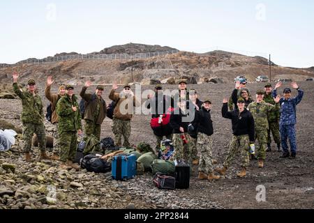 Gruppo medico militare Canada/USA che partecipa all'operazione Nanook 2022 con partenza da HMCS Margaret Brooke a Iqaluit, Isola di Baffin, Nunavut. Foto Stock