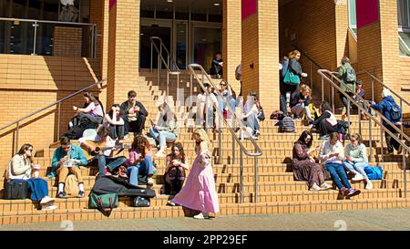 Glasgow, Scozia, Regno Unito 21sr aprile 2023. UK Weather: Soleggiato in città ha visto bydding thespians sole se stessi sulle sale del conservatorio reale di scozia. Credit Gerard Ferry/Alamy Live News Foto Stock