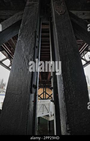 608 Underview della sottostruttura del ponte di Pyrmont patrimonio-elencati attraverso Cockle Bay in Darling Harbour. Sydney-Australia. Foto Stock