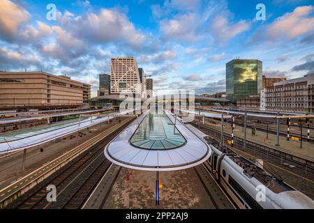 Utrecht, Paesi Bassi, paesaggio urbano sulle piattaforme della stazione ferroviaria all'alba. Foto Stock