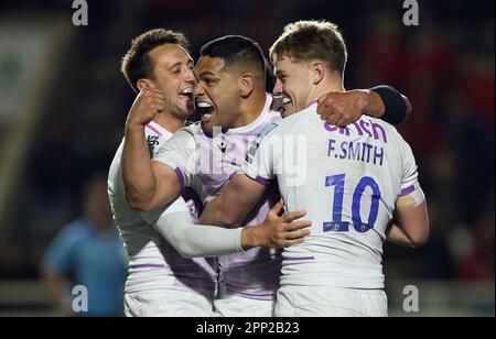La pinna Smith dei Northampton Saints (a destra) festeggia con Sam Matavesi (al centro) e Alex Mitchell dopo aver segnato la sesta prova del loro fianco durante la partita Gallagher Premiership al Kingston Park, Newcastle upon Tyne. Data immagine: Venerdì 21 aprile 2023. Foto Stock