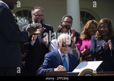 Washington, Stati Uniti. 21st Apr, 2023. Il presidente Joe Bidens firma un ordine esecutivo sulla giustizia ambientale nel Rose Garden alla Casa Bianca a Washington, DC venerdì 21 aprile 2023. Foto di Bonnie Cash/UPI Credit: UPI/Alamy Live News Foto Stock