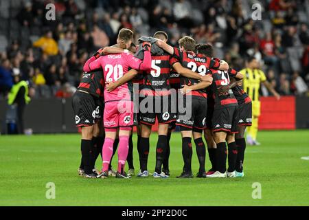21st aprile 2023; CommBank Stadium, Sydney, NSW, Australia: A-League Football, Western Sydney Wanderers contro Wellington Phoenix; Western Sydney in un huddle di squadra prima del calcio d'inizio Foto Stock