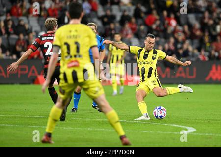 21st aprile 2023; CommBank Stadium, Sydney, NSW, Australia: A-League Football, Western Sydney Wanderers contro Wellington Phoenix; Clayton Lewis di Wellington Phoenix prende un colpo in goal Foto Stock
