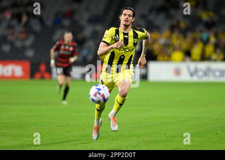 21st aprile 2023; CommBank Stadium, Sydney, NSW, Australia: A-League Football, Western Sydney Wanderers contro Wellington Phoenix; Oskar Zawada di Wellington Phoenix corre su una palla passante Foto Stock