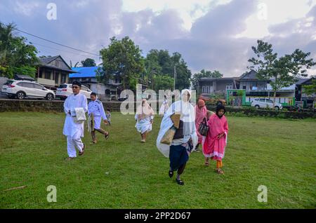 Soppeng, Indonesia. 21st Apr, 2023. La congregazione di Muhammadiyah ha condotto la preghiera di Eid al-Fitr 1444 Hijri sul campo, mentre il Ministero indonesiano della religione ha deciso, attraverso la riunione dell'isbat, che la preghiera di Eid al-Fitr si terrà il 22 aprile. (Foto di Moch Farabi Wardana/Pacific Press) Credit: Pacific Press Media Production Corp./Alamy Live News Foto Stock