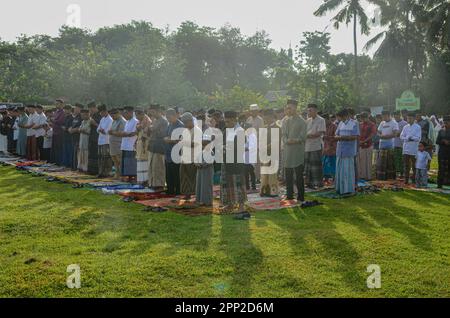 Soppeng, Indonesia. 21st Apr, 2023. La congregazione di Muhammadiyah ha condotto la preghiera di Eid al-Fitr 1444 Hijri sul campo, mentre il Ministero indonesiano della religione ha deciso, attraverso la riunione dell'isbat, che la preghiera di Eid al-Fitr si terrà il 22 aprile. (Foto di Moch Farabi Wardana/Pacific Press) Credit: Pacific Press Media Production Corp./Alamy Live News Foto Stock