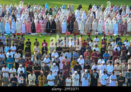 Soppeng, Indonesia. 21st Apr, 2023. La congregazione di Muhammadiyah ha condotto la preghiera di Eid al-Fitr 1444 Hijri sul campo, mentre il Ministero indonesiano della religione ha deciso, attraverso la riunione dell'isbat, che la preghiera di Eid al-Fitr si terrà il 22 aprile. (Foto di Moch Farabi Wardana/Pacific Press) Credit: Pacific Press Media Production Corp./Alamy Live News Foto Stock