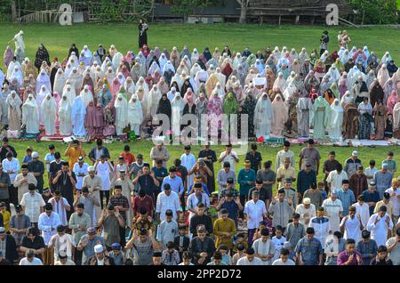 Soppeng, Indonesia. 21st Apr, 2023. La congregazione di Muhammadiyah ha condotto la preghiera di Eid al-Fitr 1444 Hijri sul campo, mentre il Ministero indonesiano della religione ha deciso, attraverso la riunione dell'isbat, che la preghiera di Eid al-Fitr si terrà il 22 aprile. (Foto di Moch Farabi Wardana/Pacific Press) Credit: Pacific Press Media Production Corp./Alamy Live News Foto Stock