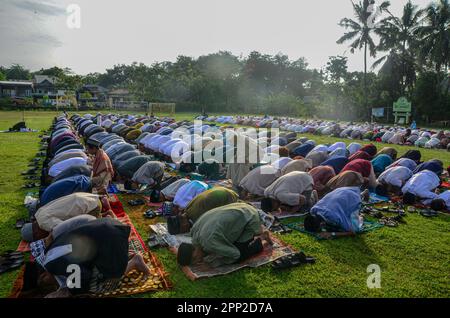 Soppeng, Indonesia. 21st Apr, 2023. La congregazione di Muhammadiyah ha condotto la preghiera di Eid al-Fitr 1444 Hijri sul campo, mentre il Ministero indonesiano della religione ha deciso, attraverso la riunione dell'isbat, che la preghiera di Eid al-Fitr si terrà il 22 aprile. (Foto di Moch Farabi Wardana/Pacific Press) Credit: Pacific Press Media Production Corp./Alamy Live News Foto Stock