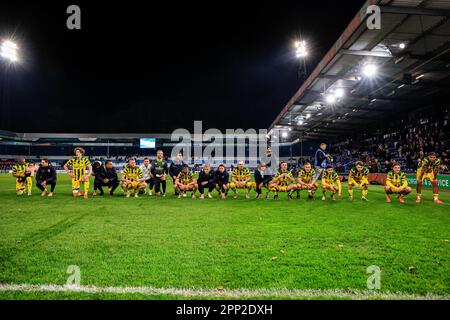 DOETINCHEM, PAESI BASSI - APRILE 21: Portiere Sonny Stevens di ADO Den Haag, Guillem Rodriguez di ADO Den Haag, Denzel Hall di ADO Den Haag, Finn van Breemen di ADO Den Haag, Boy Kemper di ADO Den Haag, Gregor Breinburg di ADO Den Haag, Thomas Douen Haag Ricardo Kishna di ADO Den Haag, Joey Sleegers di ADO Den Haag, Mario Bilate di ADO Den Haag, Thomas Verheydt di ADO Den Haag, giocatori di ADO Den Haag festeggiano la vittoria durante la partita olandese di Keukenkampioendivie tra De Graafschap e ADO Den Haag a De Vijverberg il 21 aprile 2023 a Doetinchem, Paesi Bassi (Foto di Marcel Foto Stock