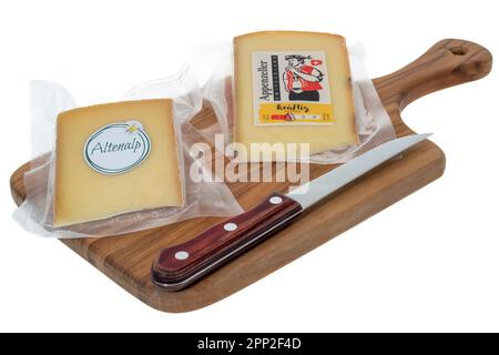 Londra, Regno Unito - 27th marzo 2023: Confezioni di formaggi Appenzeller e Altenalp che sono entrambi formaggi Appenzeller svizzeri. Formaggio Appenzeller i Foto Stock