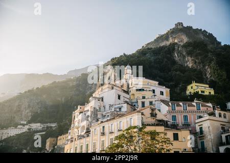 Vista della città di Amalfi, Italia collina al tramonto in una giornata limpida sul Mar Mediterraneo Foto Stock