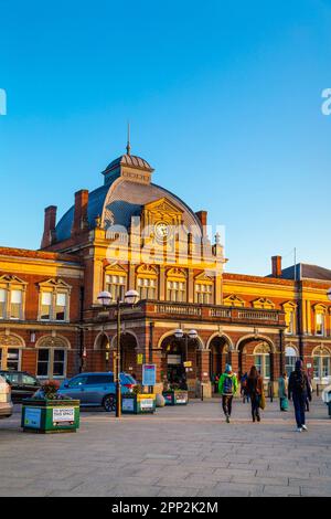 Esterno della stazione vittoriana di Norwich del 19th° secolo, Norwich, Norfolk, Inghilterra, Regno Unito Foto Stock