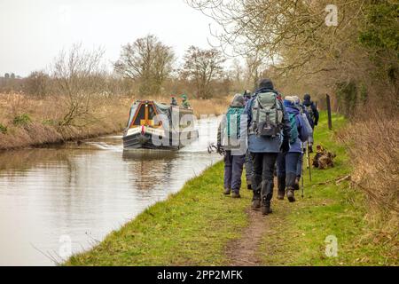 I membri del gruppo Sandbach U3A lungo a piedi godendo di escursioni nella campagna del Cheshire vicino a Marbury nel Cheshire Sud Foto Stock