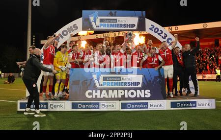 Inver Park, Larne, Irlanda del Nord, Regno Unito. 21 Apr 2023. Danske Bank Premiership – Larne / Linfield. Larne ha giocato a Linfield nella loro ultima partita in casa della stagione. Larne, i campioni ha alzato il trofeo, la Gibson Cup la notte. Credit: CAZIMB/Alamy Live News. Foto Stock