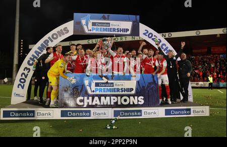 Inver Park, Larne, Irlanda del Nord, Regno Unito. 21 Apr 2023. Danske Bank Premiership – Larne / Linfield. Larne ha giocato a Linfield nella loro ultima partita in casa della stagione. Larne, i campioni ha alzato il trofeo, la Gibson Cup la notte. Credit: CAZIMB/Alamy Live News. Foto Stock