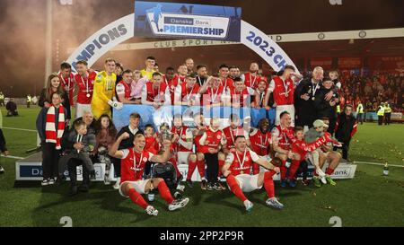 Inver Park, Larne, Irlanda del Nord, Regno Unito. 21 Apr 2023. Danske Bank Premiership – Larne / Linfield. Larne ha giocato a Linfield nella loro ultima partita in casa della stagione. Larne, i campioni ha alzato il trofeo, la Gibson Cup la notte. Credit: CAZIMB/Alamy Live News. Foto Stock