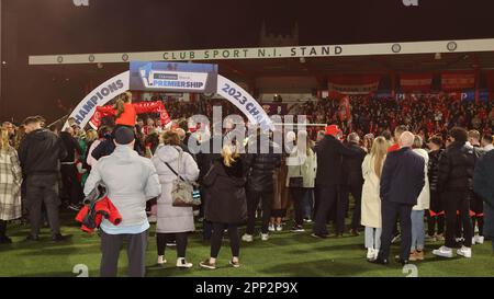 Inver Park, Larne, Irlanda del Nord, Regno Unito. 21 Apr 2023. Danske Bank Premiership – Larne / Linfield. Larne ha giocato a Linfield nella loro ultima partita in casa della stagione. Larne, i campioni ha alzato il trofeo, la Gibson Cup la notte. Credit: CAZIMB/Alamy Live News. Foto Stock