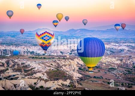 Veduta aerea di una flotta di mongolfiere, in Cappadocia, Turchia Foto Stock