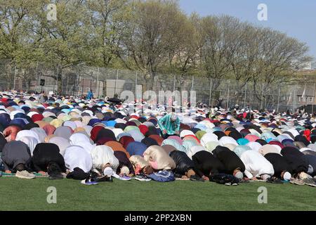 Thomas A. Edison High School, New York, USA, 21 aprile 2023 - migliaia di musulmani hanno partecipato alle preghiere del venerdì mattina per celebrare la fine del Ramadan e l'inizio di Eid-al-Fit oggi nelle regine della Giamaica. Foto: Luiz Rampelotto/EuropaNewswire Foto Stock