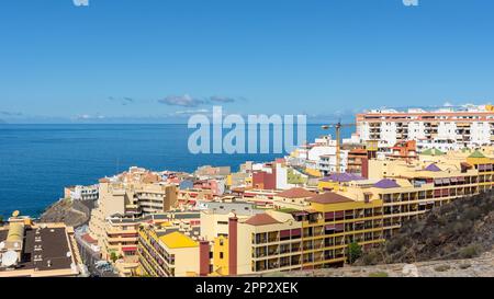 Vista panoramica della città di Puerto de Santiago su Tenerife. Isole Canarie, Spagna Foto Stock