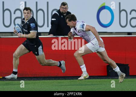 Newcastle, Regno Unito. 21st Apr, 2023. Adam Radwan di Newcastle Falcons affronta George Furbank of Northampton Saints durante la partita Gallagher Premiership tra Newcastle Falcons e Northampton Saints a Kingston Park, Newcastle, venerdì 21st aprile 2023. (Foto: Chris Lishman | NOTIZIE MI) Credit: NOTIZIE MI & Sport /Alamy Live News Foto Stock