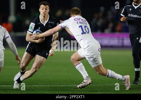 Newcastle, Regno Unito. 21st Apr, 2023. Adam Radwan di Newcastle Falcons affronta fin Smith di Northampton Saints durante la partita Gallagher Premiership tra Newcastle Falcons e Northampton Saints a Kingston Park, Newcastle, venerdì 21st aprile 2023. (Foto: Chris Lishman | NOTIZIE MI) Credit: NOTIZIE MI & Sport /Alamy Live News Foto Stock