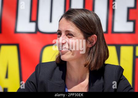 Sophie Binet, il nuovo segretario nazionale del CGT (Confederazione Generale del lavoro), risponde alle domande dei giornalisti durante il suo viaggio a Gardanne, nel sud della Francia. Foto Stock