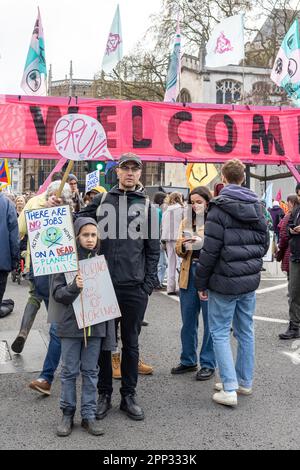 Londra, UK -22.04.2023, la dimostrazione Big One. Il ragazzo sta tenendo un poster - non c'è più lavoro sul pianeta morto Foto Stock