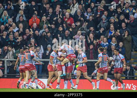 Leigh, Greater Manchester, Regno Unito. 21st Apr 2023. I giocatori di Leigh festeggiano la loro prima prova durante la partita della Super League tra Leigh Leopards e Leeds Rhinos al Leigh Sport Stadium di Leigh, venerdì 21st aprile 2023. (Foto: Ian Charles | MI News) Foto Stock