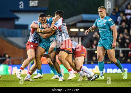 Leigh, Greater Manchester, Regno Unito. 21st Apr 2023. Sam Lisone dei Leeds Rhinos viene affrontato durante la partita della Super League tra Leigh Leopards e Leeds Rhinos al Leigh Sport Stadium di Leigh, venerdì 21st aprile 2023. (Foto: Ian Charles | NOTIZIE MI) Credit: NOTIZIE MI & Sport /Alamy Live News Foto Stock