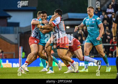 Leigh, Greater Manchester, Regno Unito. 21st Apr 2023. Sam Lisone dei Leeds Rhinos viene affrontato durante la partita della Super League tra Leigh Leopards e Leeds Rhinos al Leigh Sport Stadium di Leigh, venerdì 21st aprile 2023. (Foto: Ian Charles | NOTIZIE MI) Credit: NOTIZIE MI & Sport /Alamy Live News Foto Stock