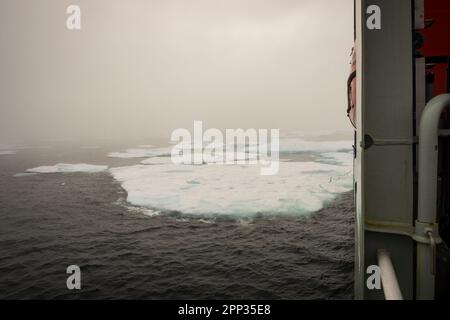 HMCS Margaret Brooke passa attraverso il ghiaccio marino a Baffin Bay, Nunavut, Canada, operazione di cura Nanook 2022. Foto Stock